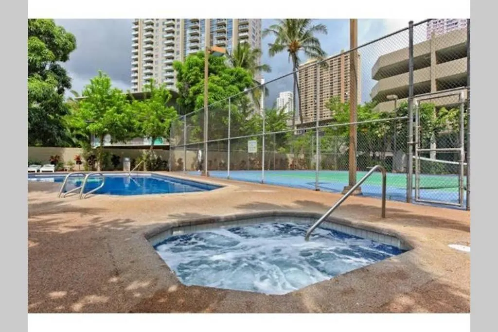 Spacious Studio W/ Parking, Beach/Mall/Park contacts
