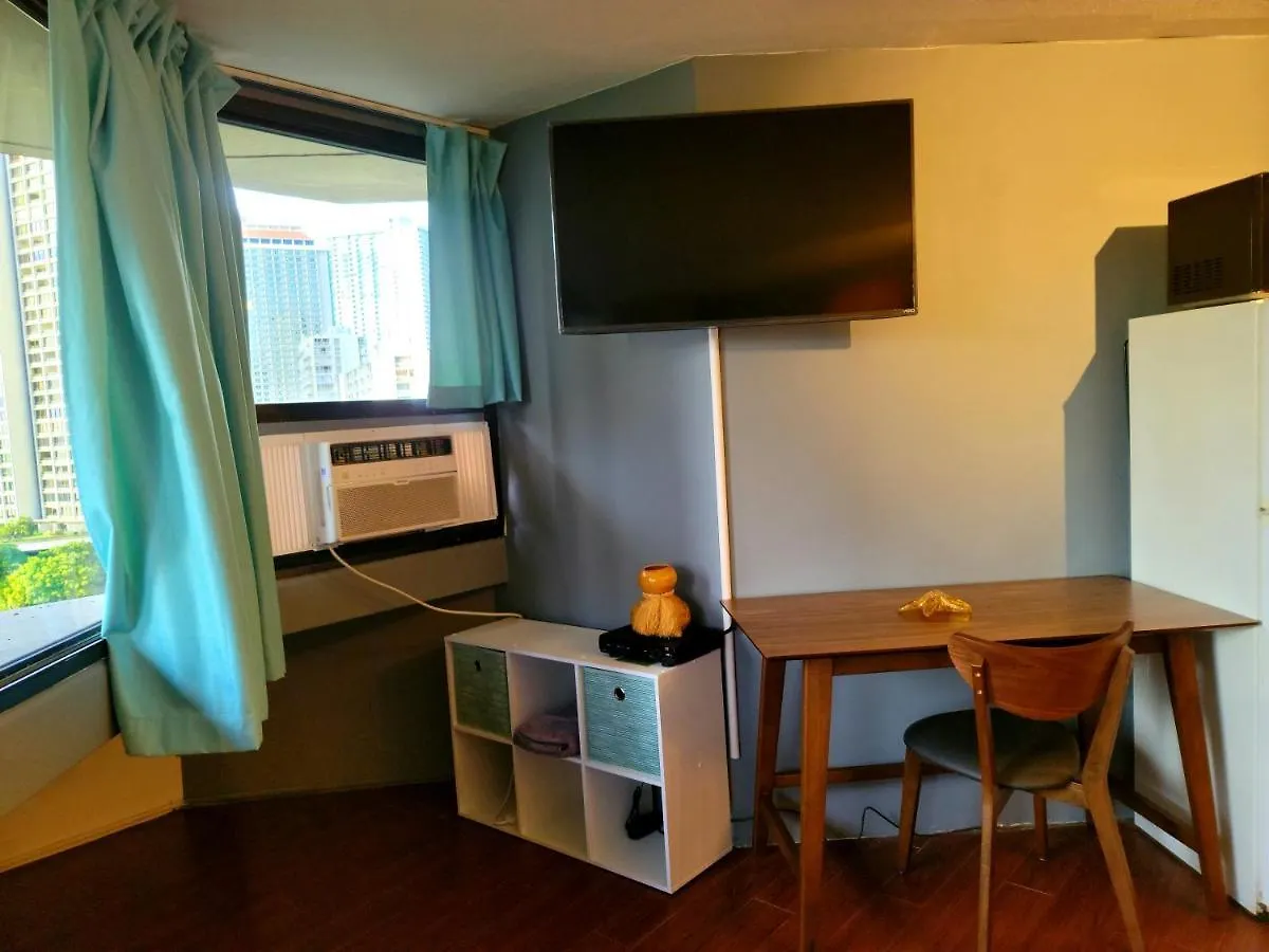 Spacious Studio W/ Parking, Beach/Mall/Park Honolulu