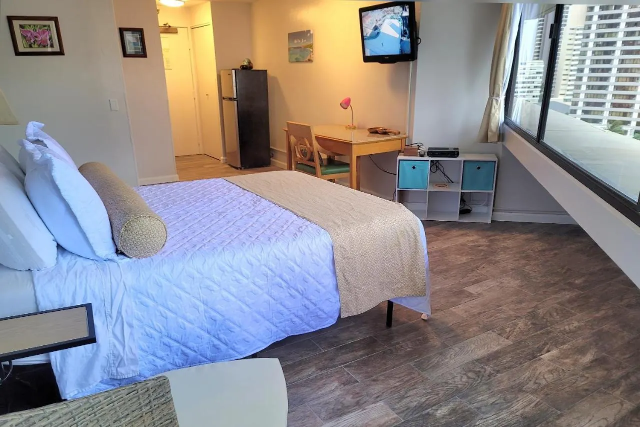 Spacious Studio W/ Parking, Beach/Mall/Park Honolulu Apartment