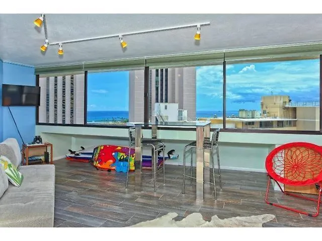 Spacious Studio W/ Parking, Beach/Mall/Park Honolulu