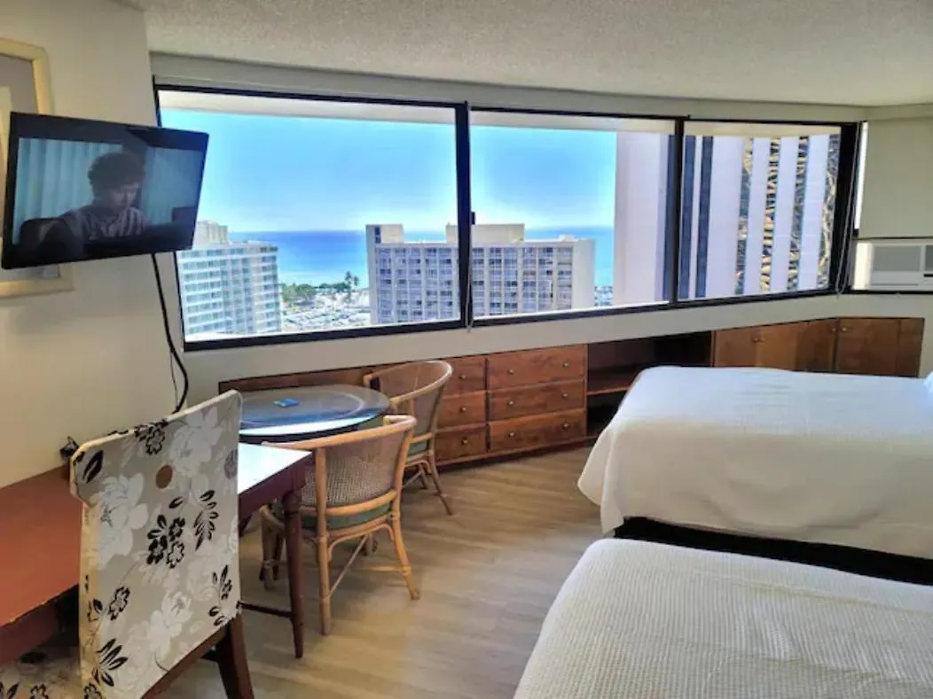 Spacious Studio W/ Parking, Beach/Mall/Park Honolulu