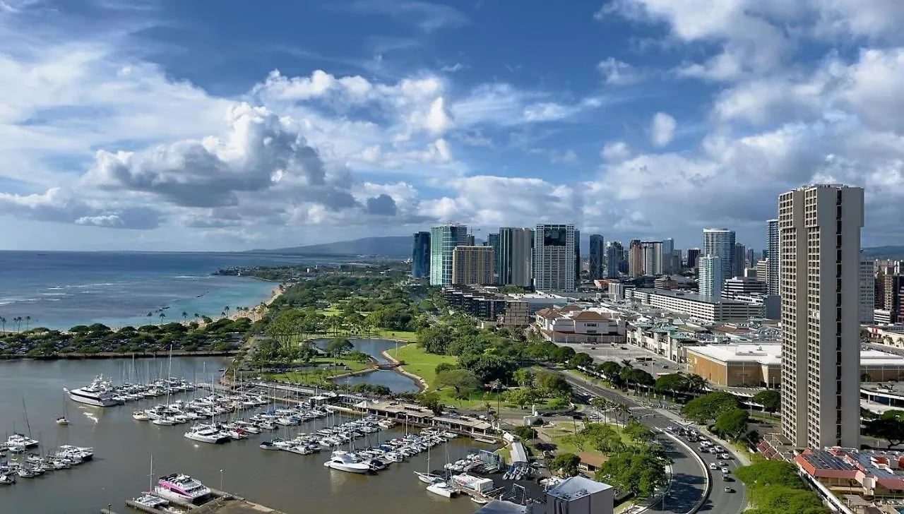 Spacious Studio W/ Parking, Beach/Mall/Park Honolulu