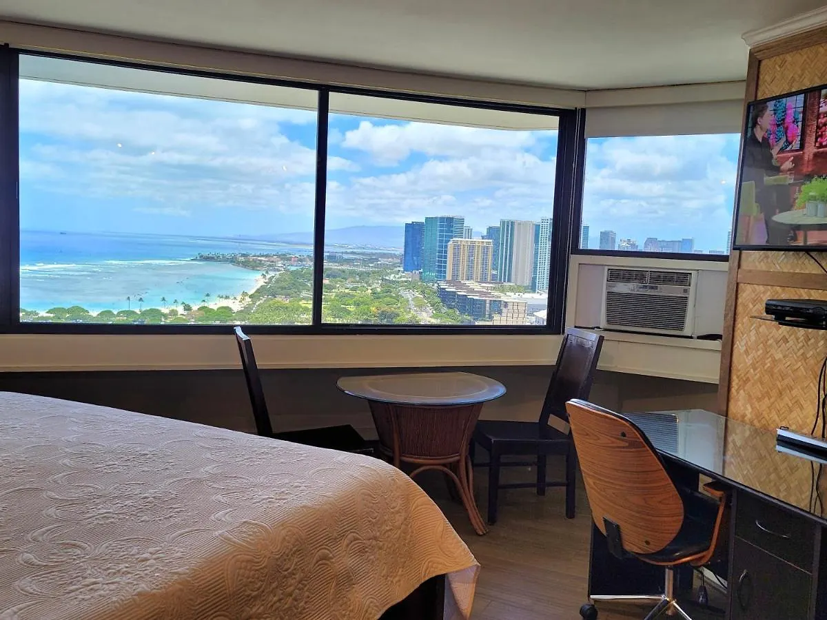 Spacious Studio W/ Parking, Beach/Mall/Park Honolulu Apartment