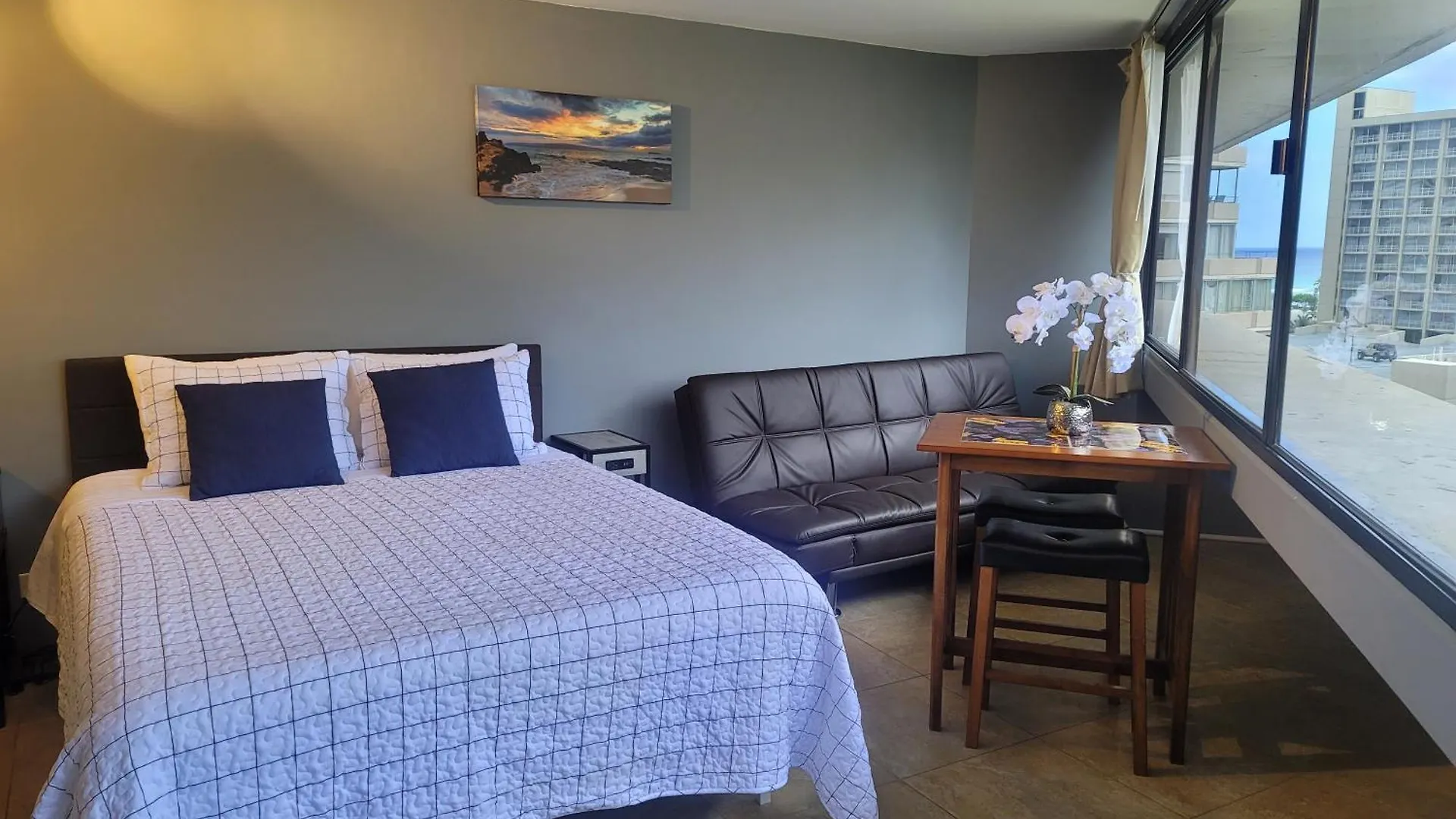 Spacious Studio W/ Parking, Beach/Mall/Park Honolulu