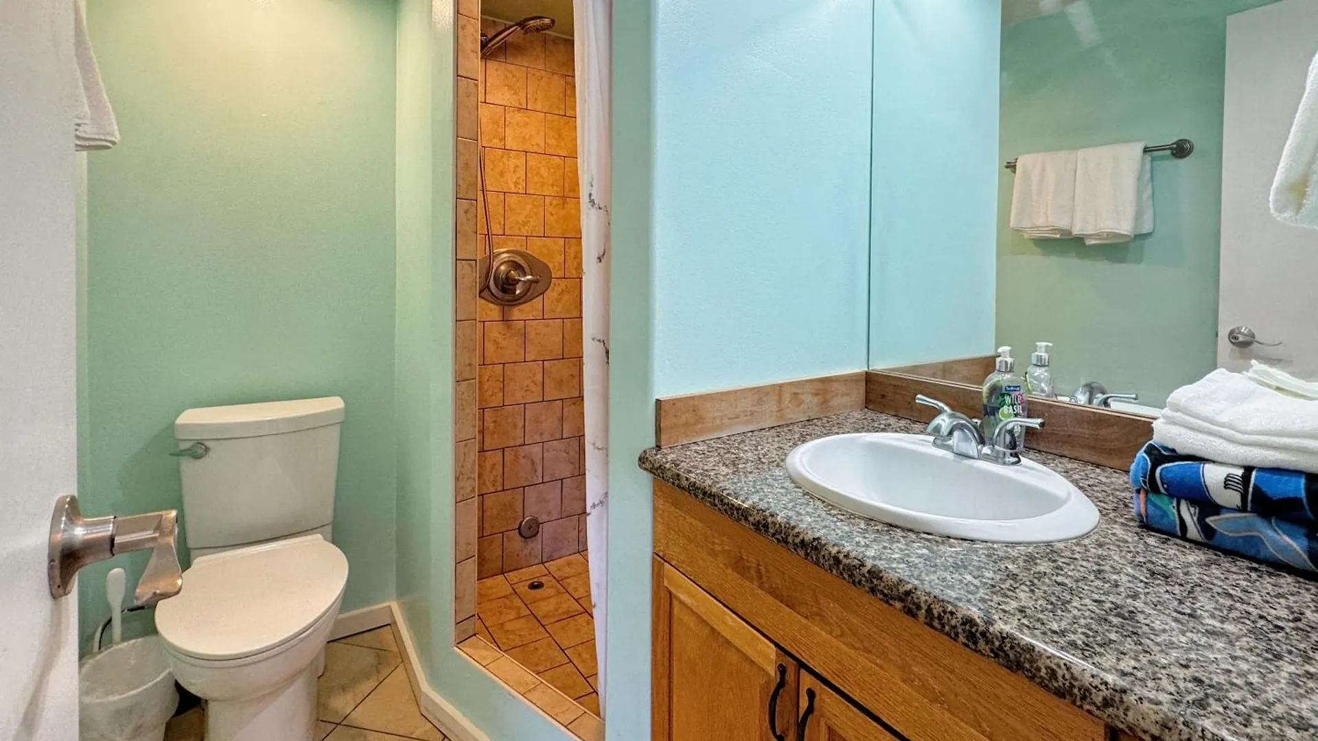 Spacious Studio W/ Parking, Beach/Mall/Park Honolulu